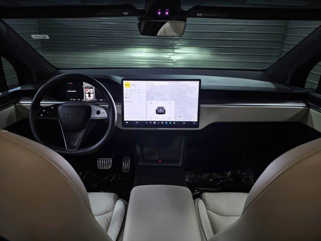 Used 2023 Tesla Model X Plaid image 11