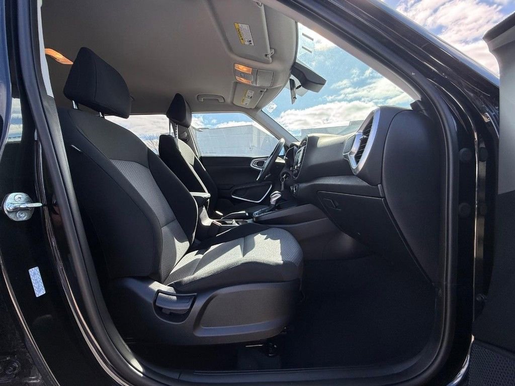 Used 2025 Kia Soul LX image 11