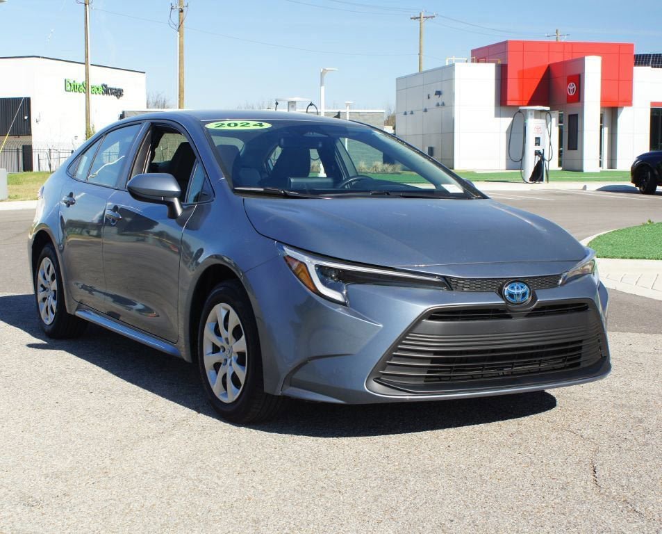 Used 2024 Toyota Corolla LE image 2