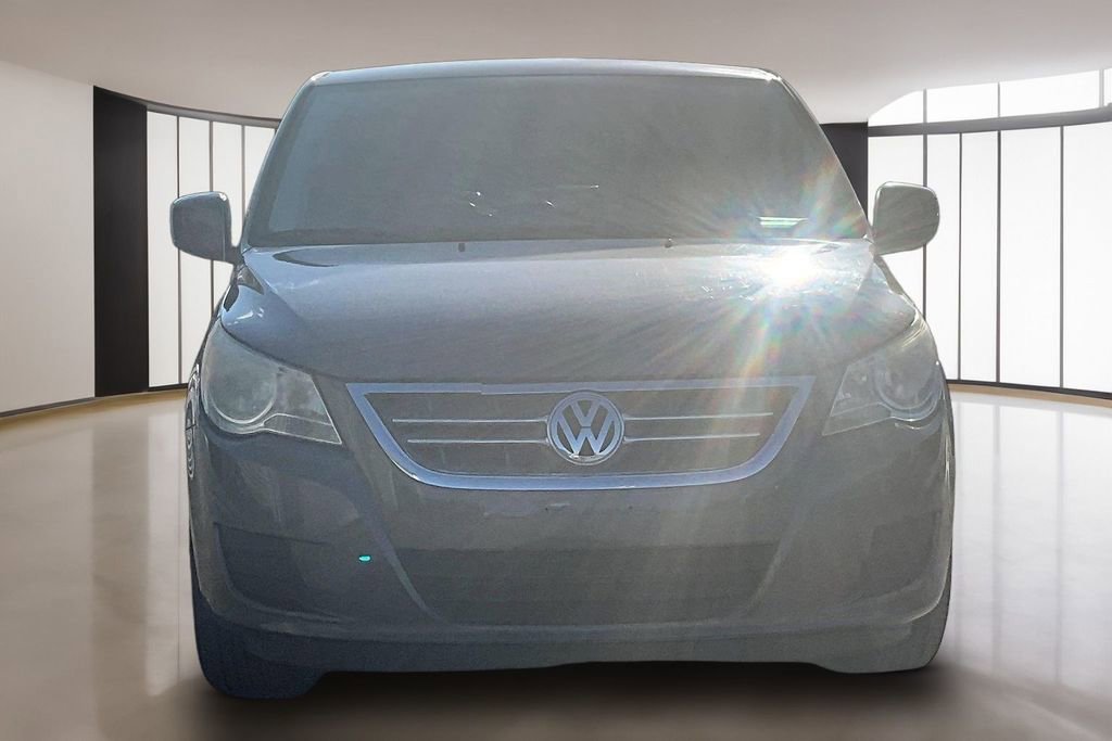 Used 2010 Volkswagen Routan SE FWD image 3