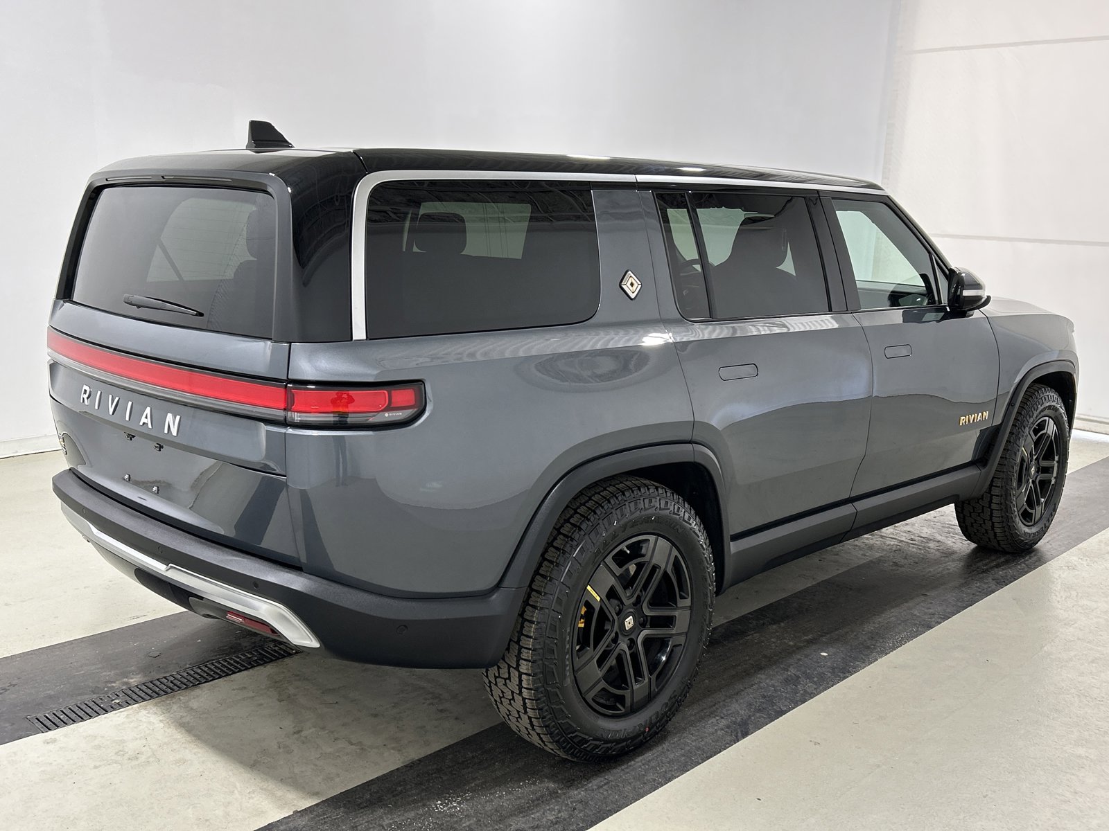 Used 2022 Rivian R1S Launch Edition image 5