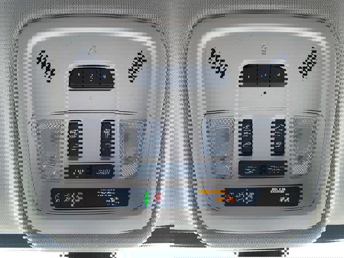 Used 2020 Chevrolet Traverse Premier AWD/4WD image 30