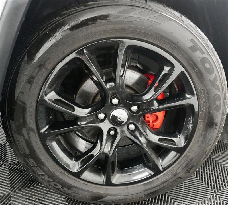 Used 2017 Jeep Grand Cherokee Laredo image 3