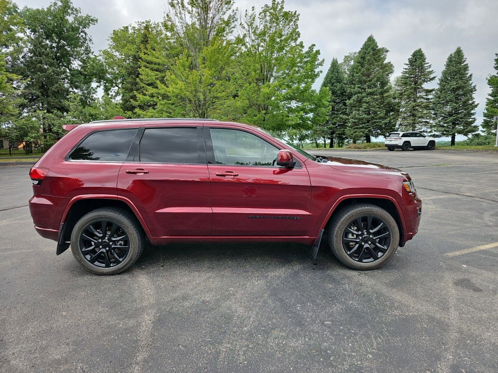 Used 2018 Jeep Grand Cherokee Altitude AWD/4WD image 7