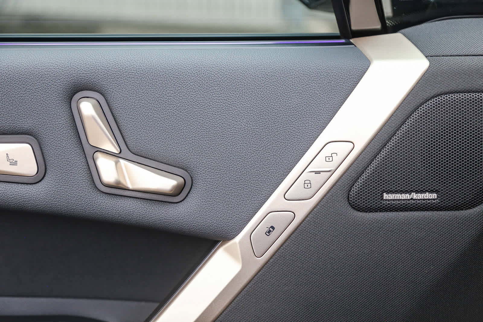 Used 2025 BMW iX xDrive50 w/ Premium Package image 17