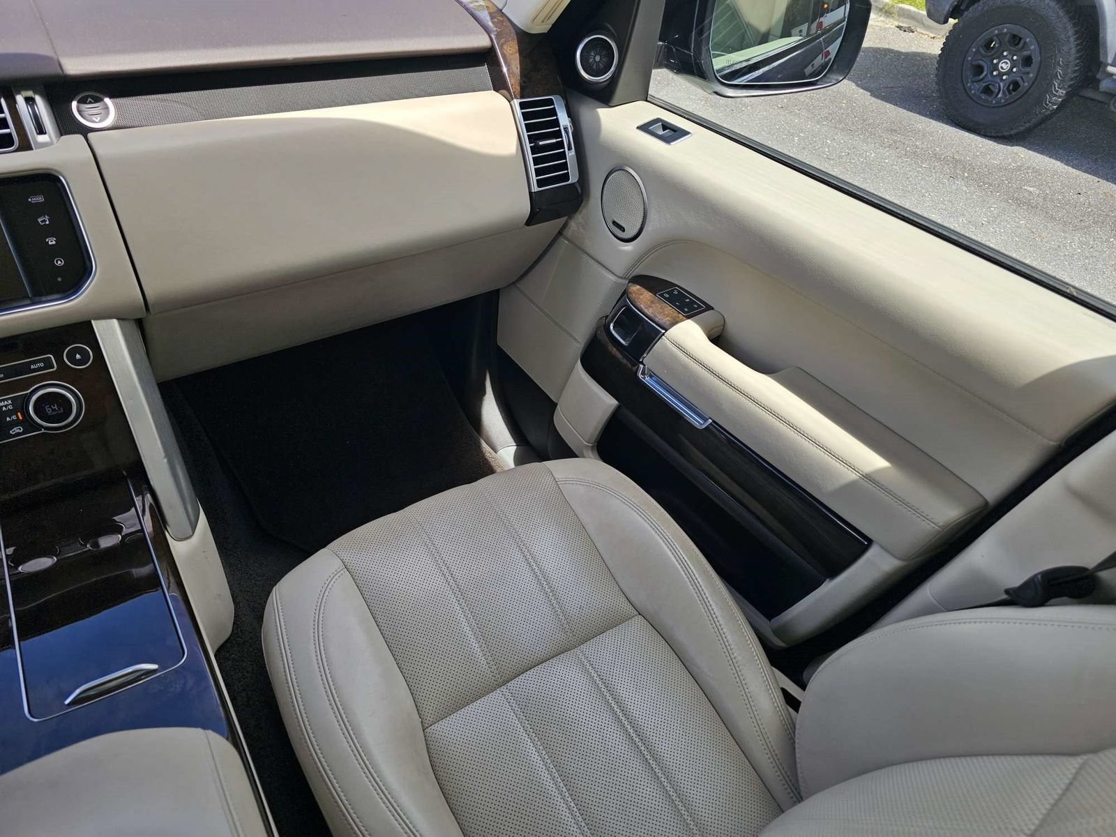 Used 2016 Land Rover Range Rover Supercharged AWD/4WD image 19