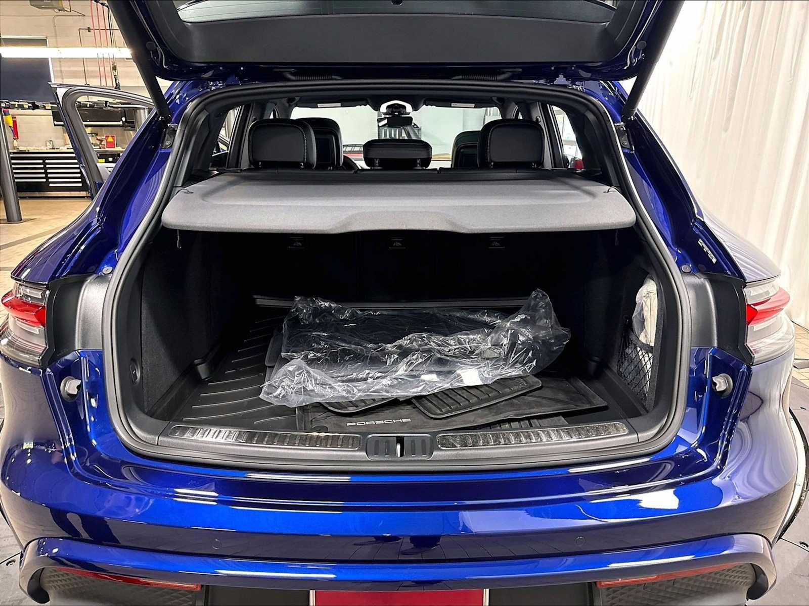 Used 2026 Porsche Macan AWD/4WD image 39