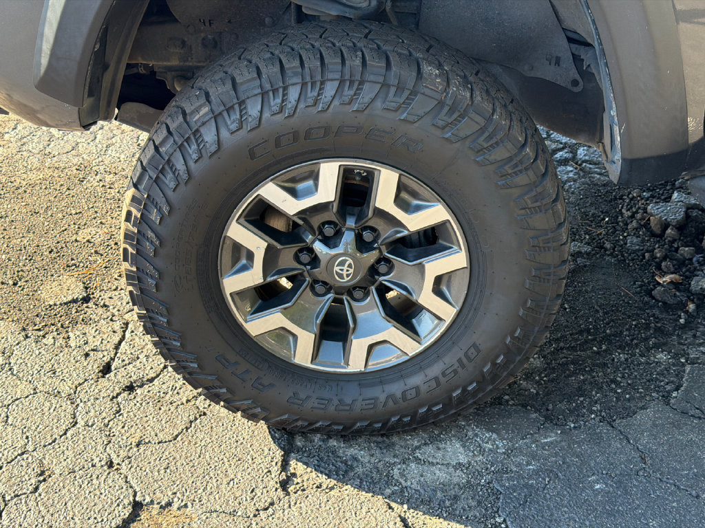 Used 2020 Toyota Tacoma TRD Off-Road w/ TRD Premium Off Road Package AWD/4WD image 13
