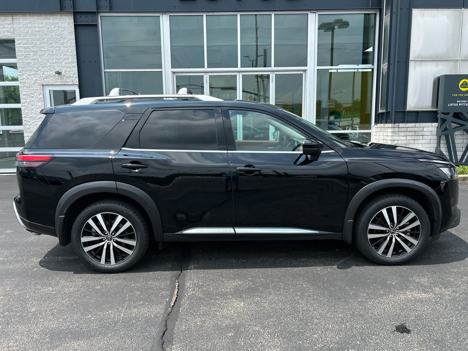 Certified 2025 Nissan Pathfinder Platinum AWD/4WD image 10