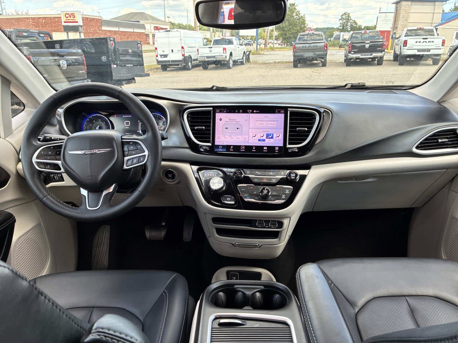 Certified 2024 Chrysler Pacifica Touring-L FWD image 18