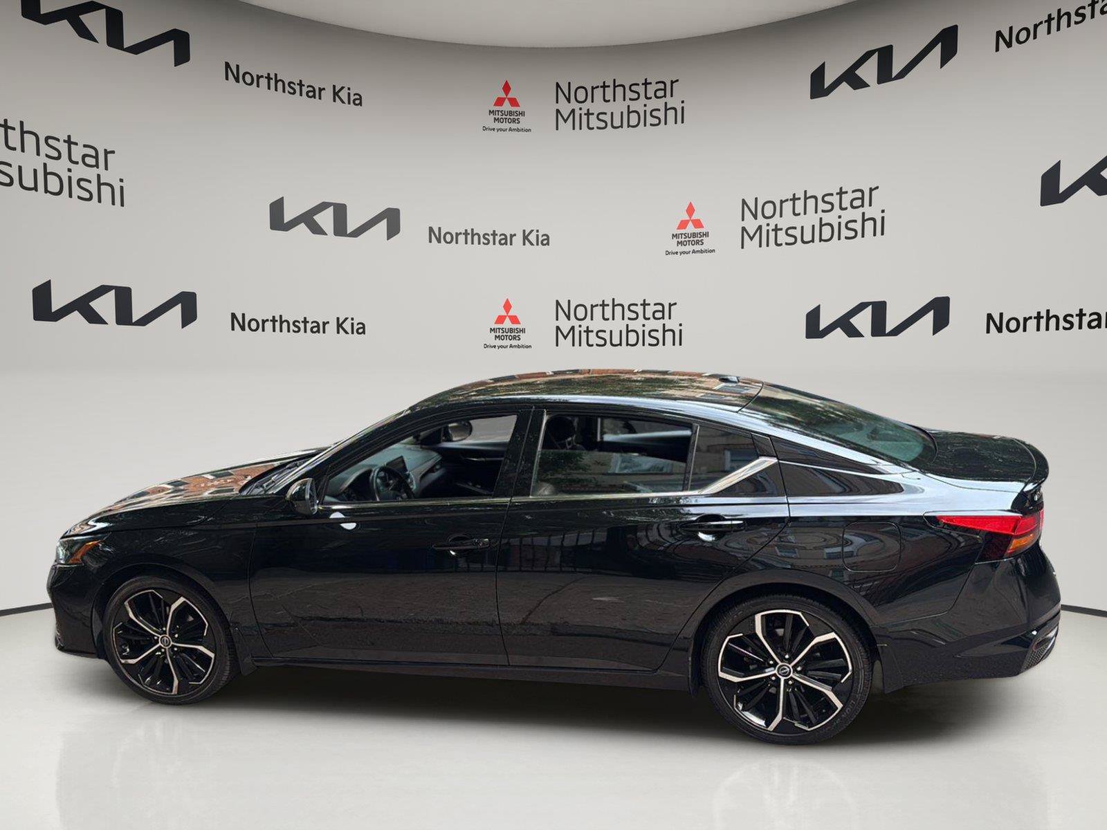 Used 2023 Nissan Altima 2.5 SR FWD image 3