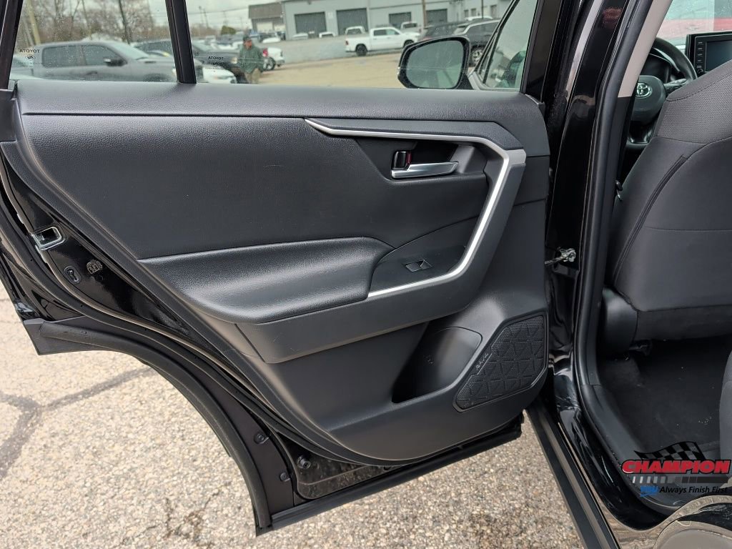 Used 2021 Toyota RAV4 XLE image 12