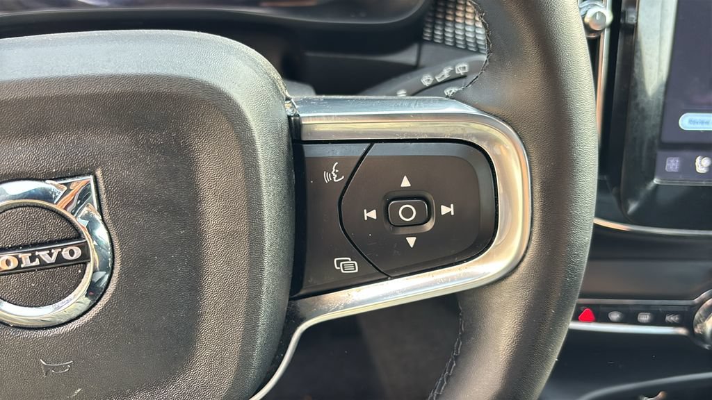 Certified 2025 Volvo XC40 B5 Plus AWD/4WD image 17