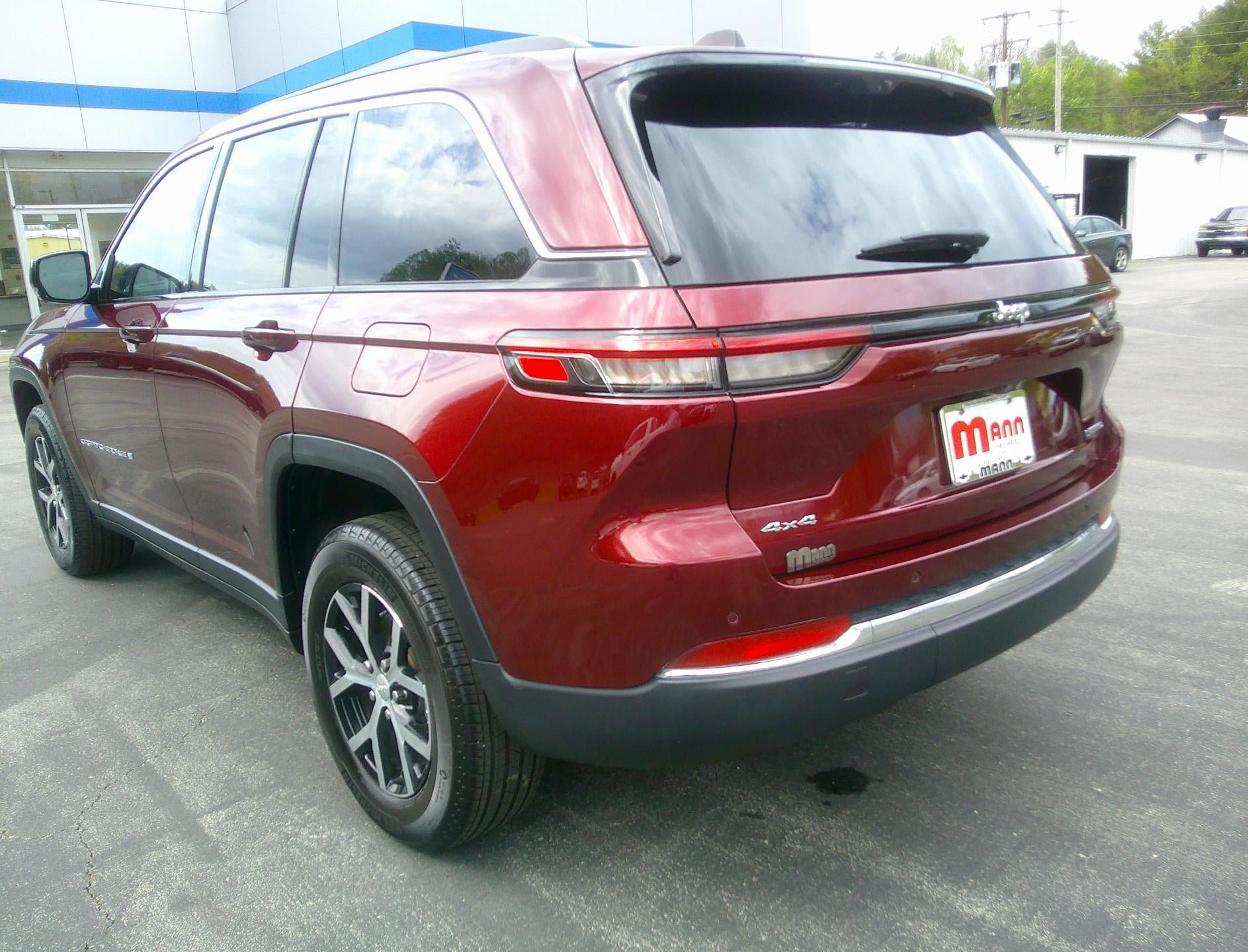 Used 2023 Jeep Grand Cherokee Limited w/ Luxury Tech Group II AWD/4WD image 3