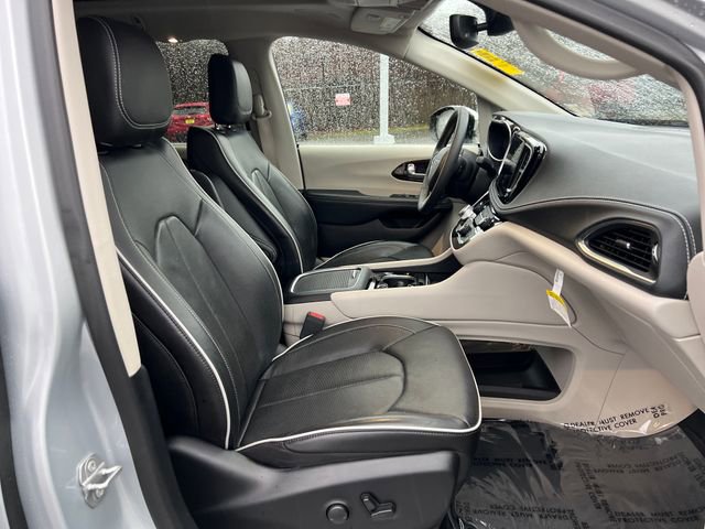 Used 2023 Chrysler Pacifica Limited image 11