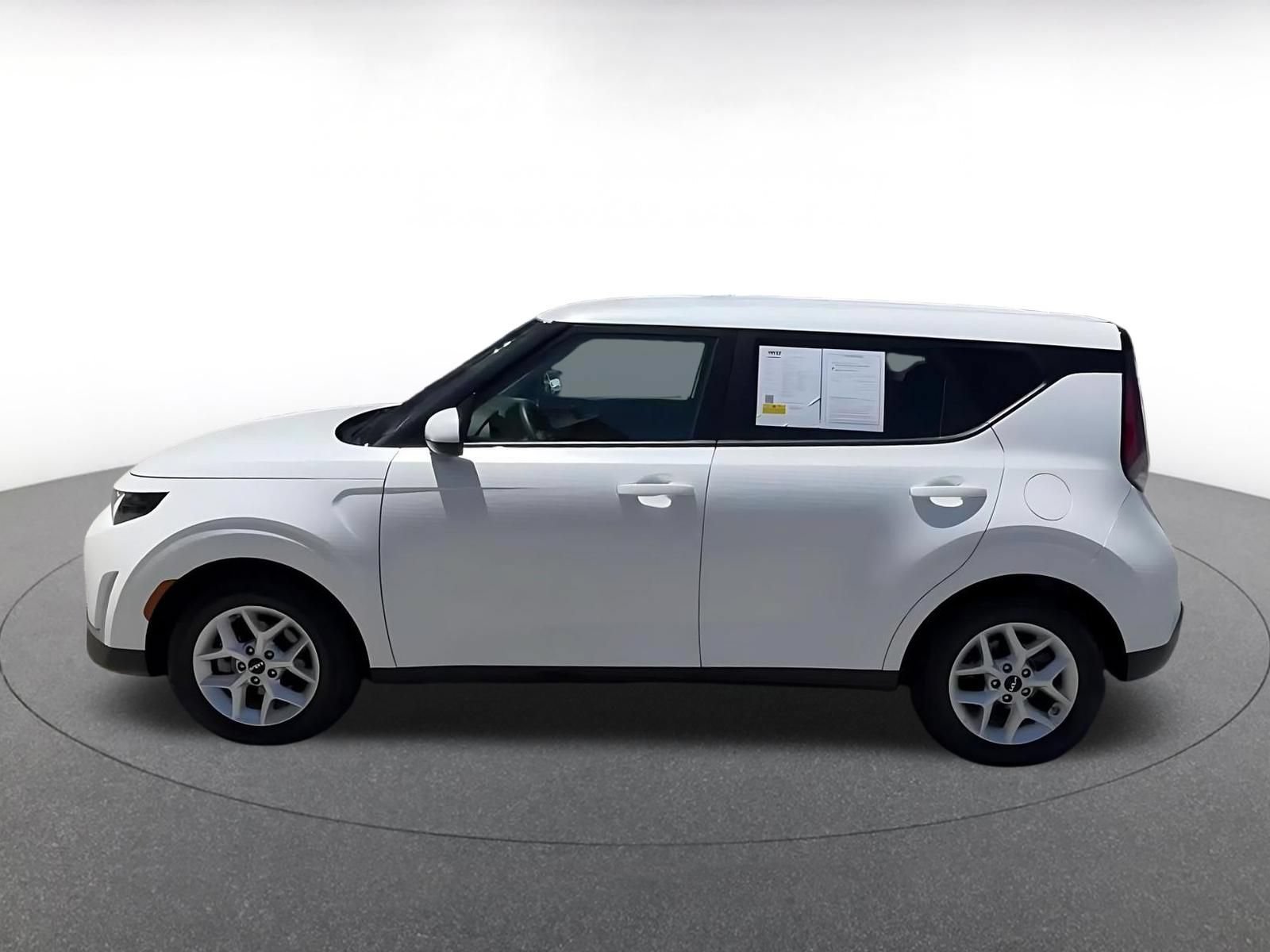 Used 2025 Kia Soul LX w/ LX Technology Package FWD image 9