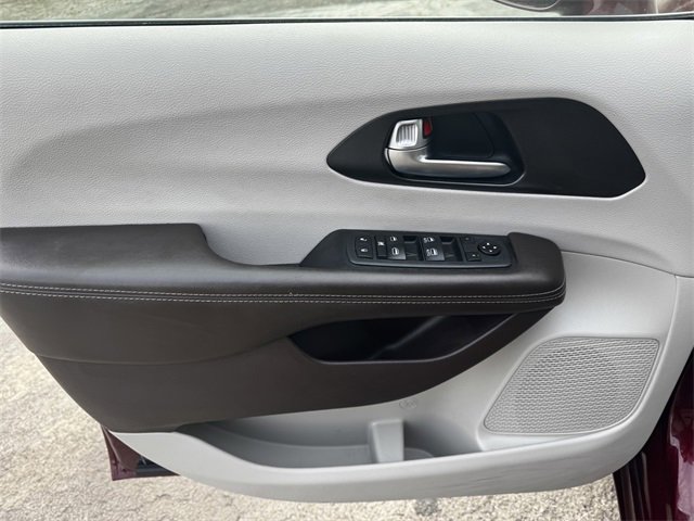 Certified 2021 Chrysler Pacifica Touring image 18