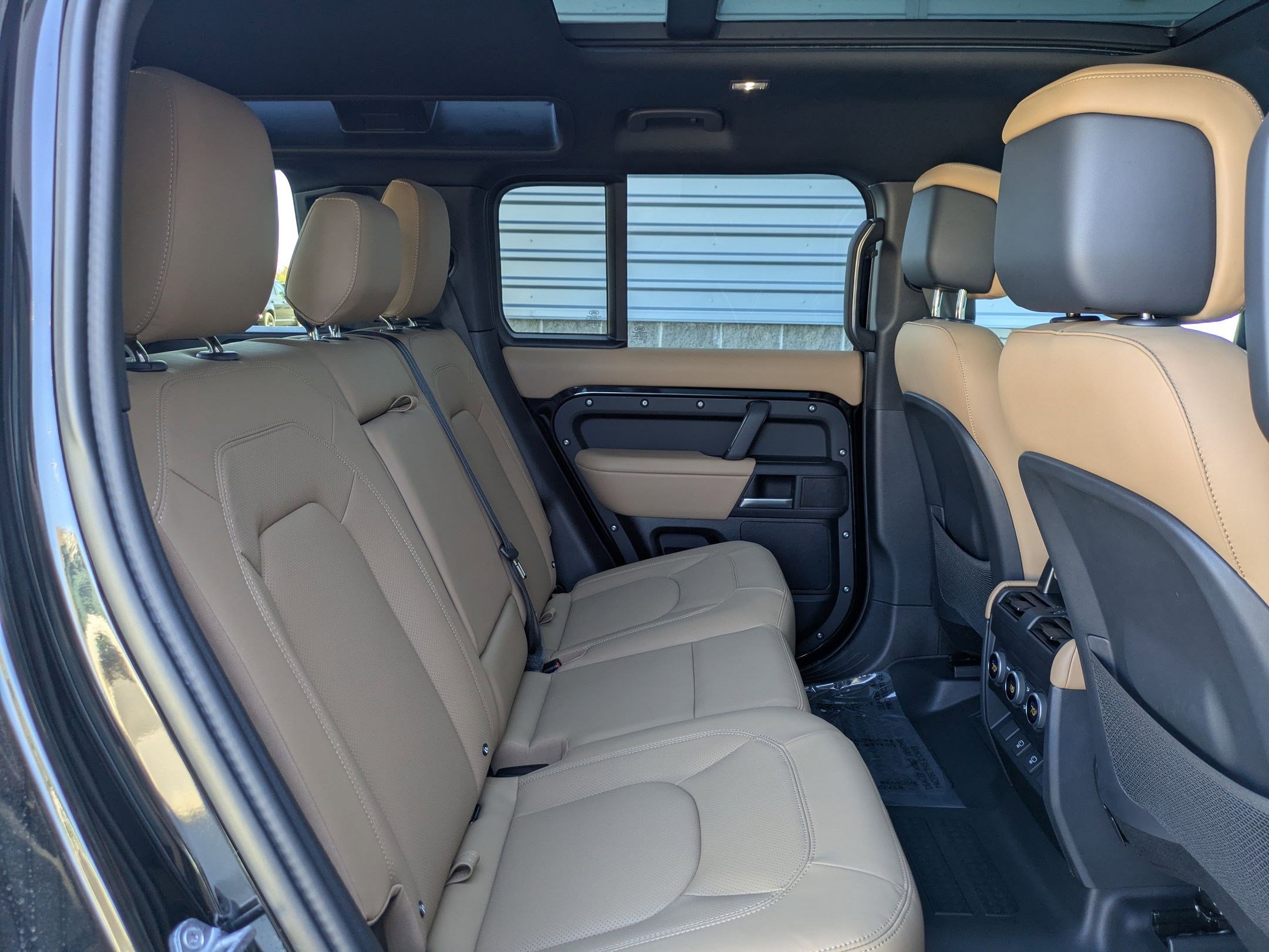 Certified 2025 Land Rover Defender 110 X-Dynamic SE image 29