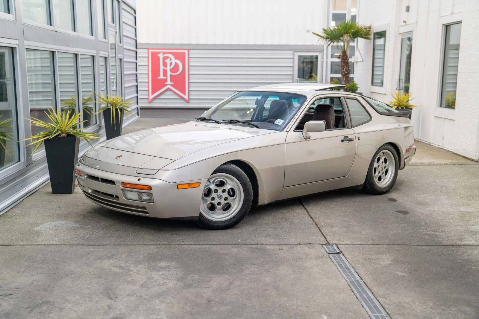 Used 1986 Porsche 944 Turbo RWD image 2