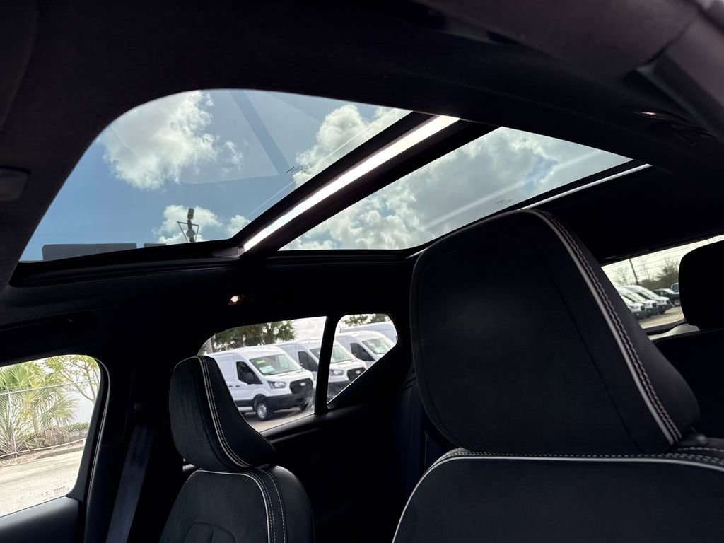 Used 2020 Volvo XC40 T5 R-Design image 7