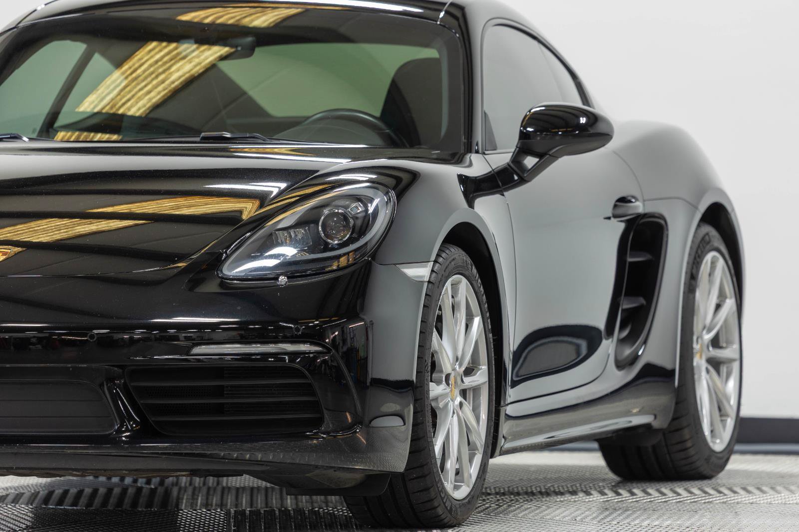Used 2018 Porsche 718 Cayman RWD image 7