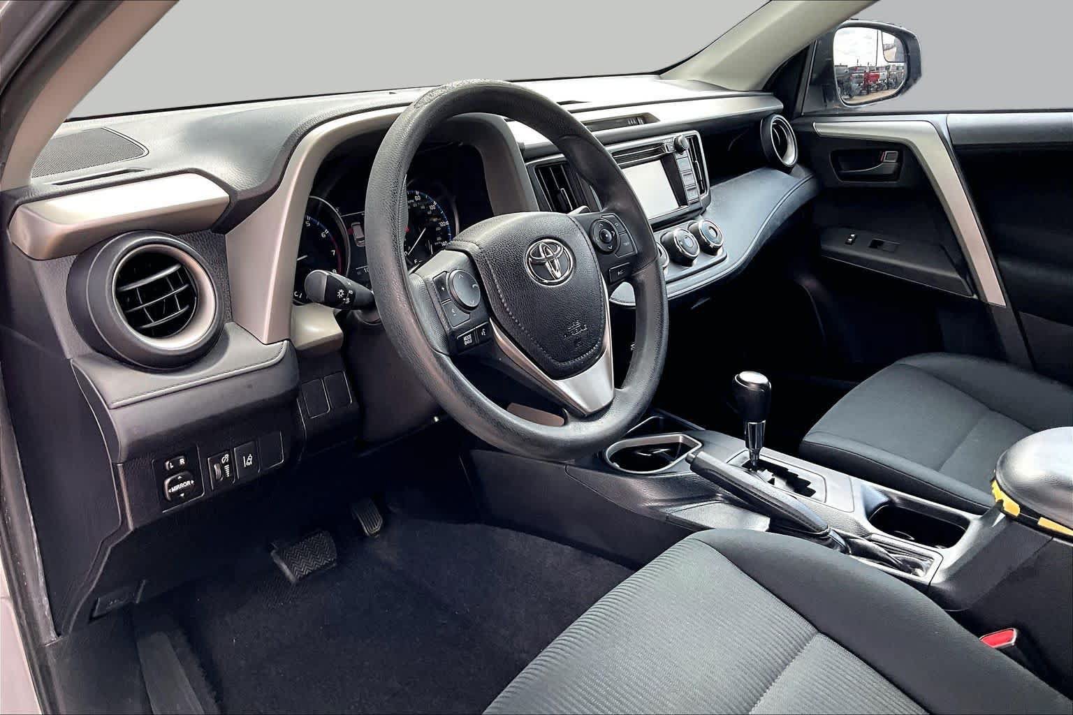 Used 2017 Toyota RAV4 LE FWD image 18