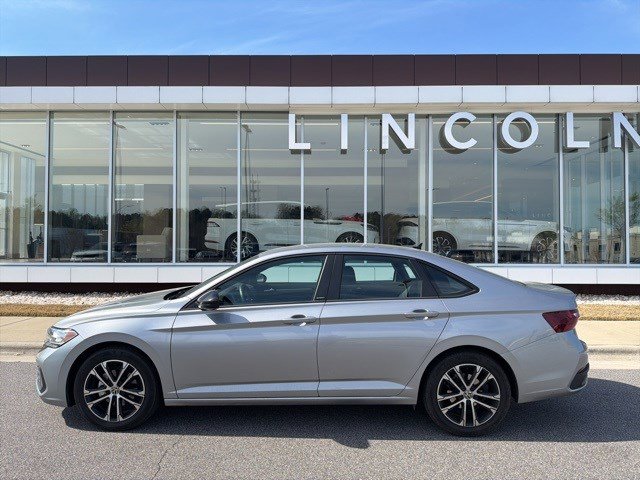 Used 2024 Volkswagen Jetta Sport image 2