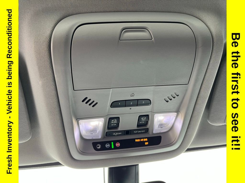 Used 2019 GMC Acadia SLT w/ LPO, Black Accent Package AWD/4WD image 33