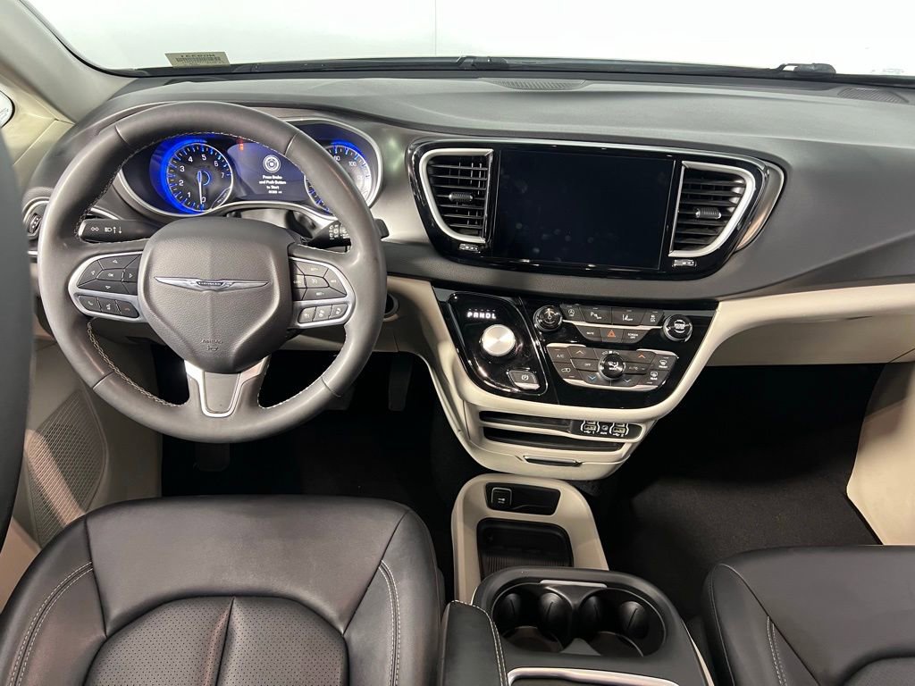 Used 2024 Chrysler Pacifica Touring-L image 14