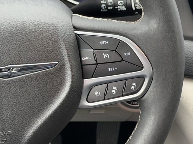 Used 2022 Chrysler Pacifica Touring-L FWD image 13