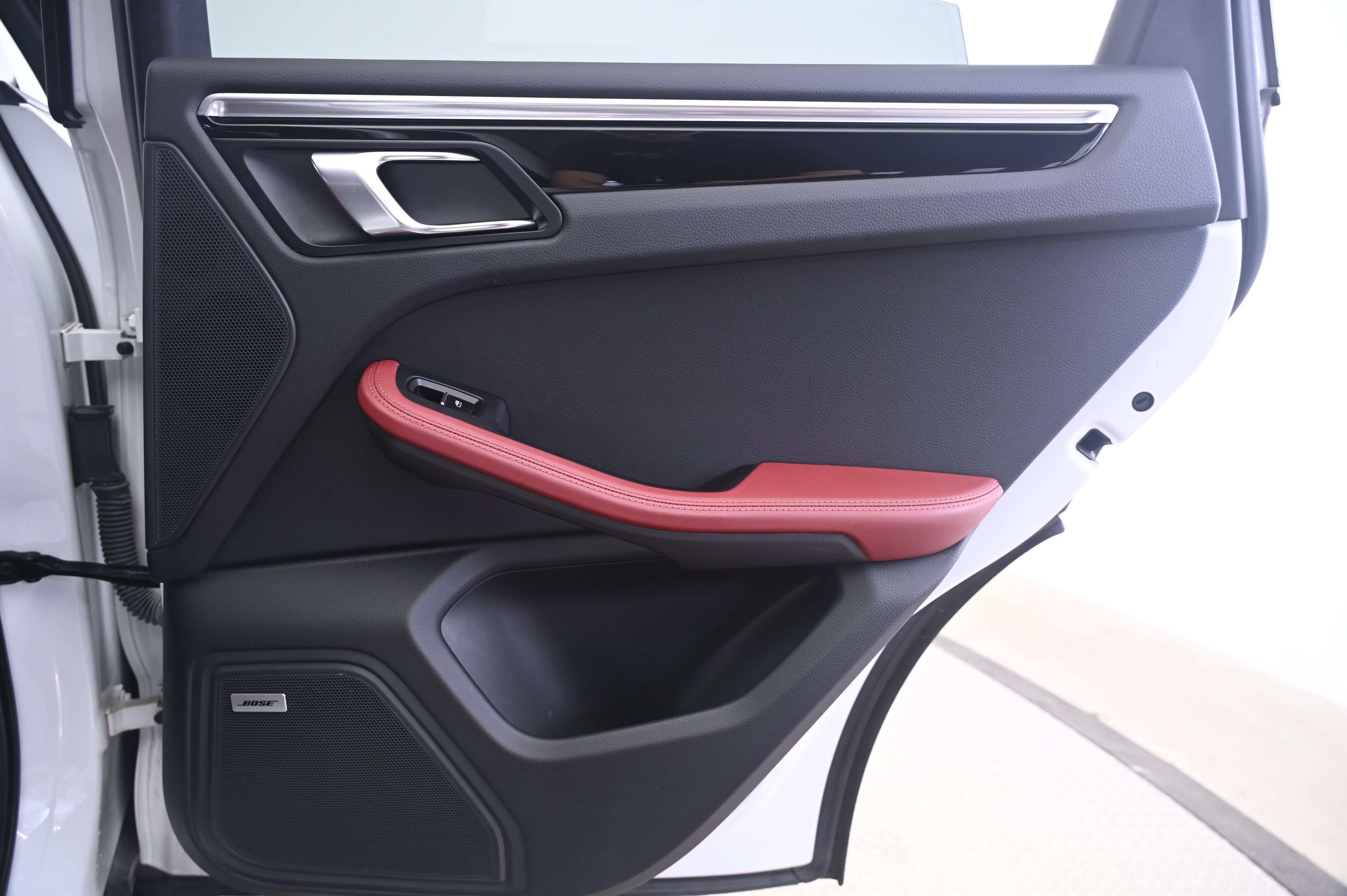 Certified 2022 Porsche Macan AWD/4WD image 16