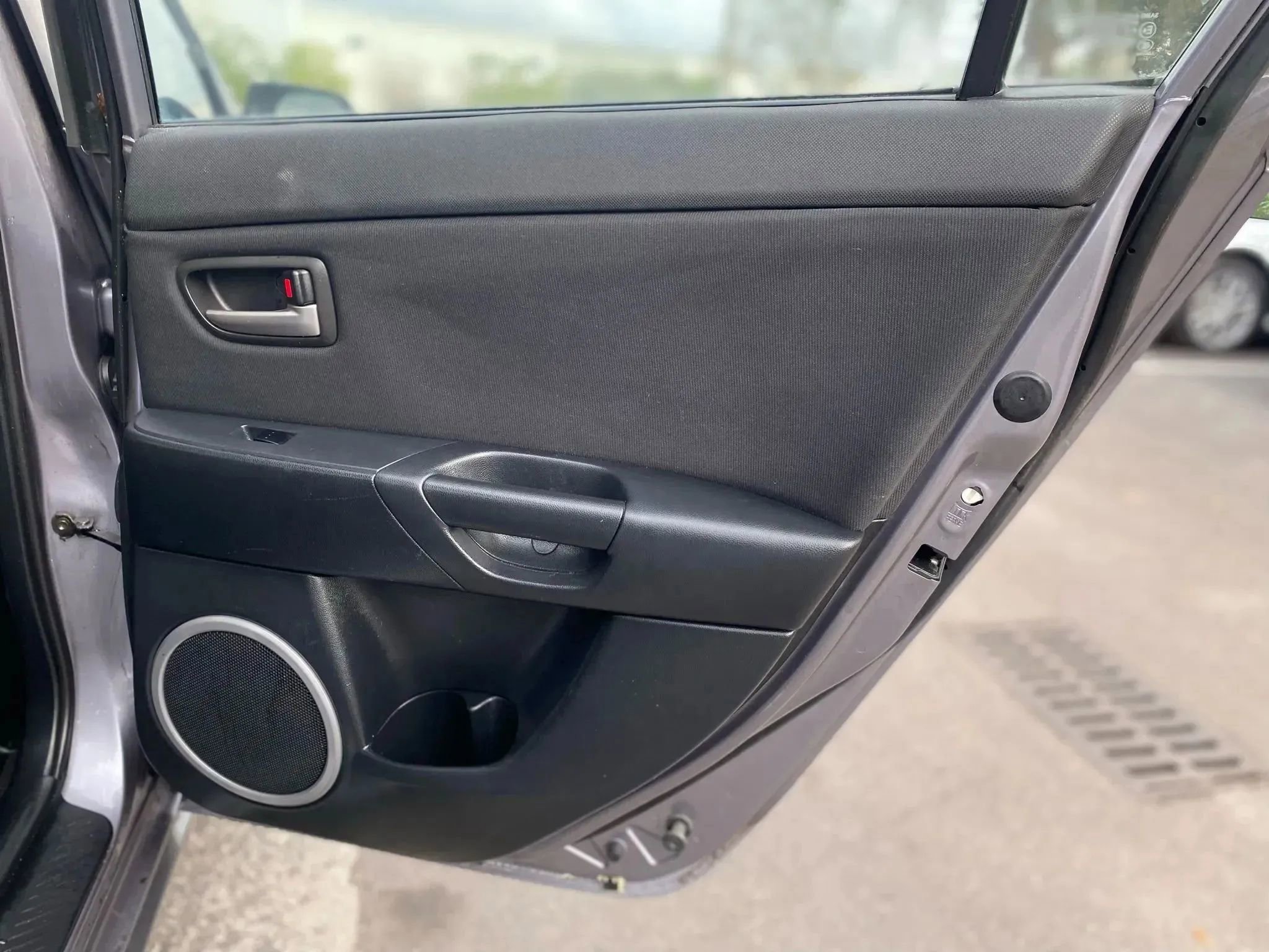 Used 2005 MAZDA MAZDA3 s w/ Moonroof & 6-CD Pkg FWD image 26