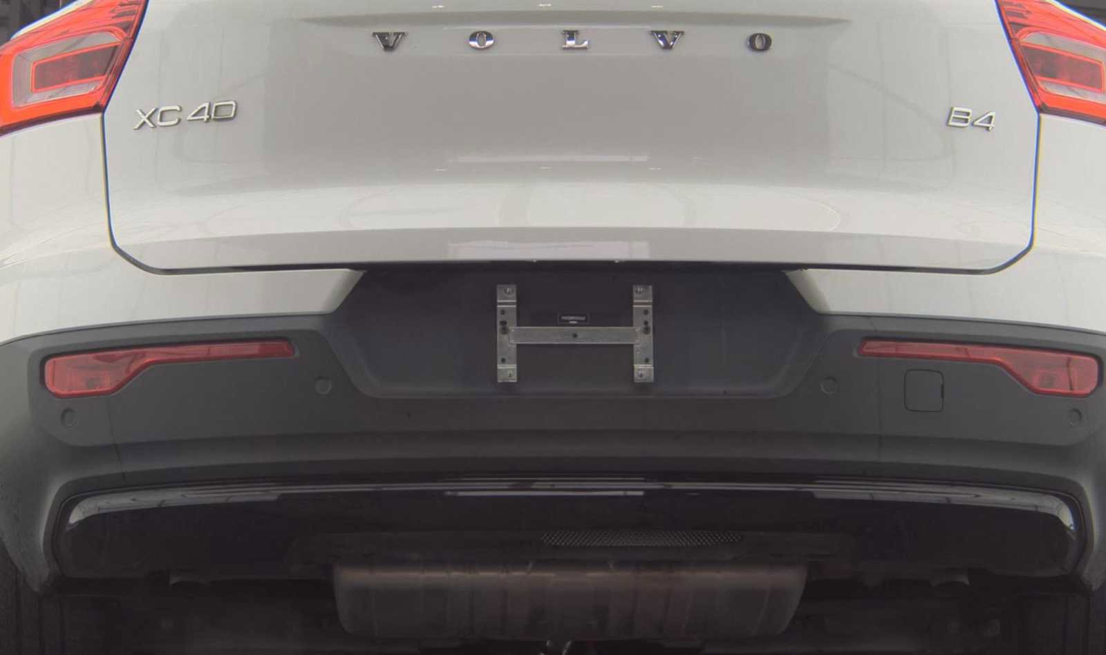 Used 2023 Volvo XC40 B4 Ultimate image 10