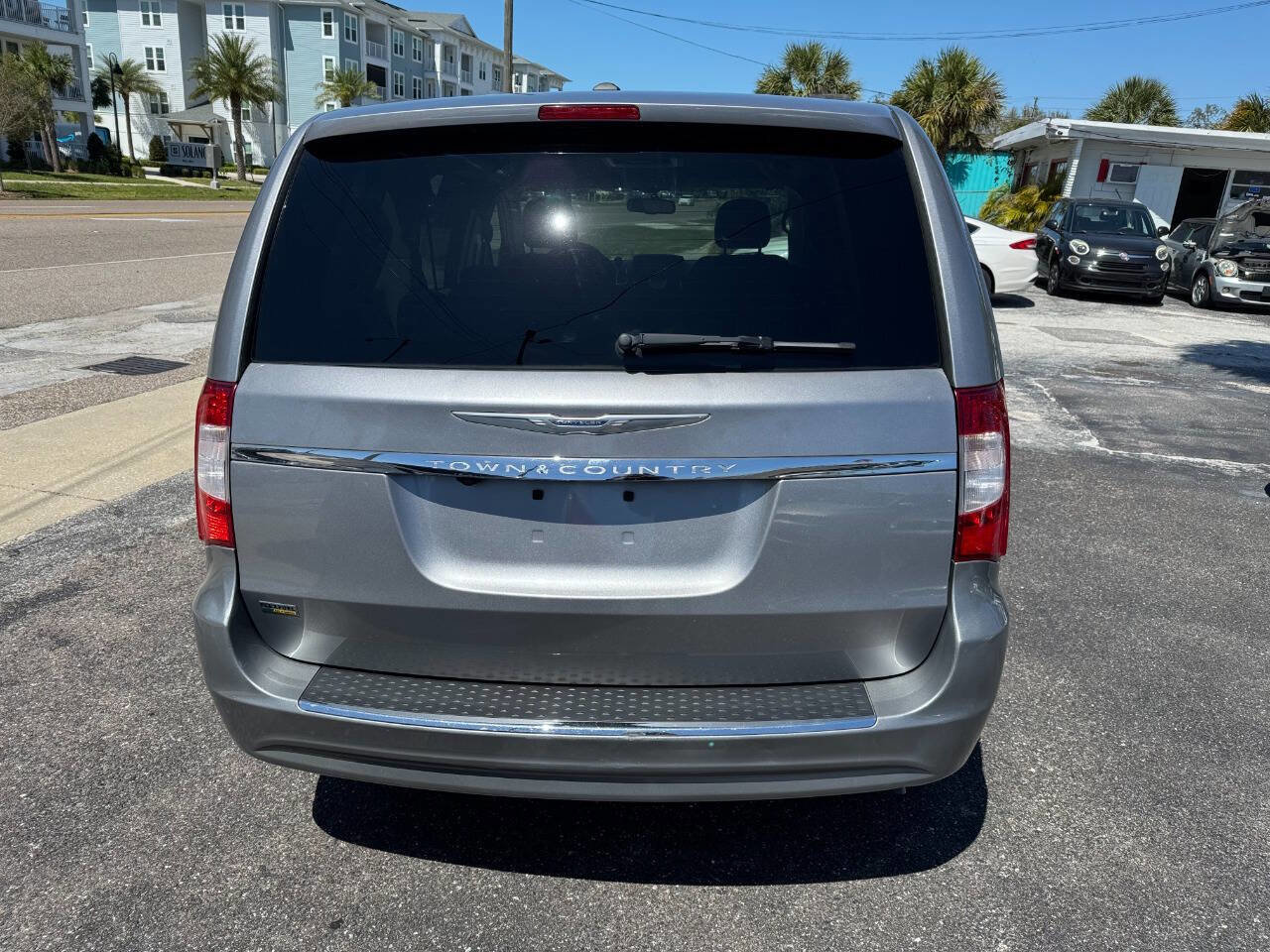 Used 2016 Chrysler Town & Country Touring image 7