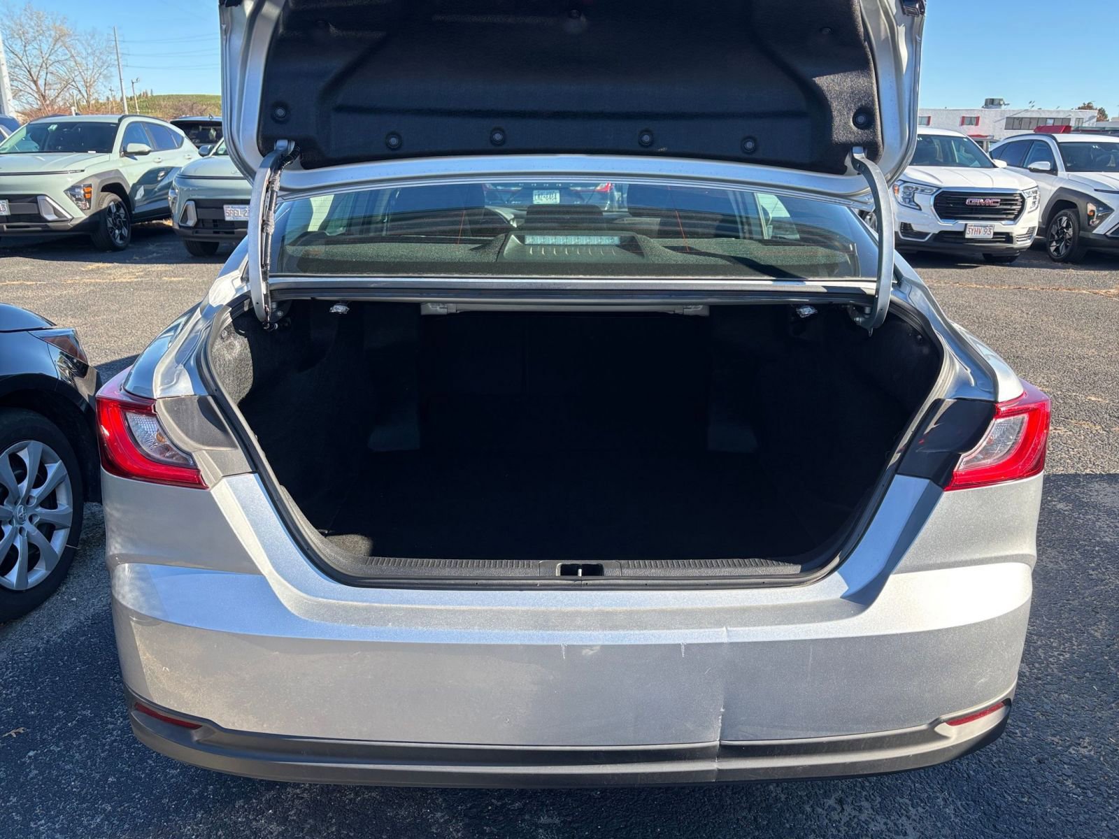 Used 2025 Toyota Camry LE image 27