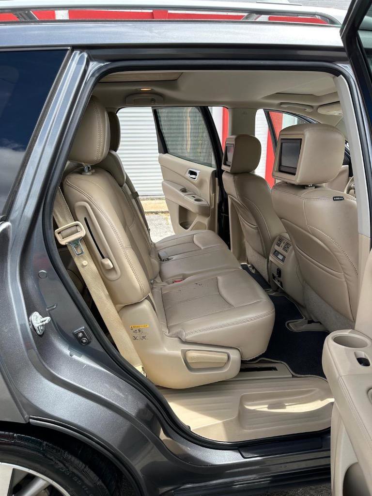 Used 2015 Nissan Pathfinder Platinum w/ Family Entertainment Package FWD image 17