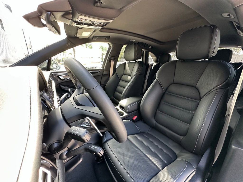 Certified 2025 Porsche Macan Turbo AWD/4WD image 5