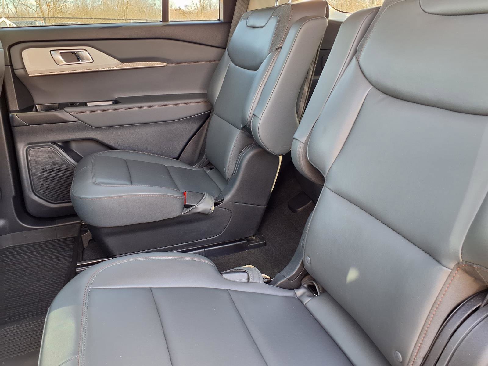 Used 2025 Ford Explorer Active w/ Active Comfort Package image 7