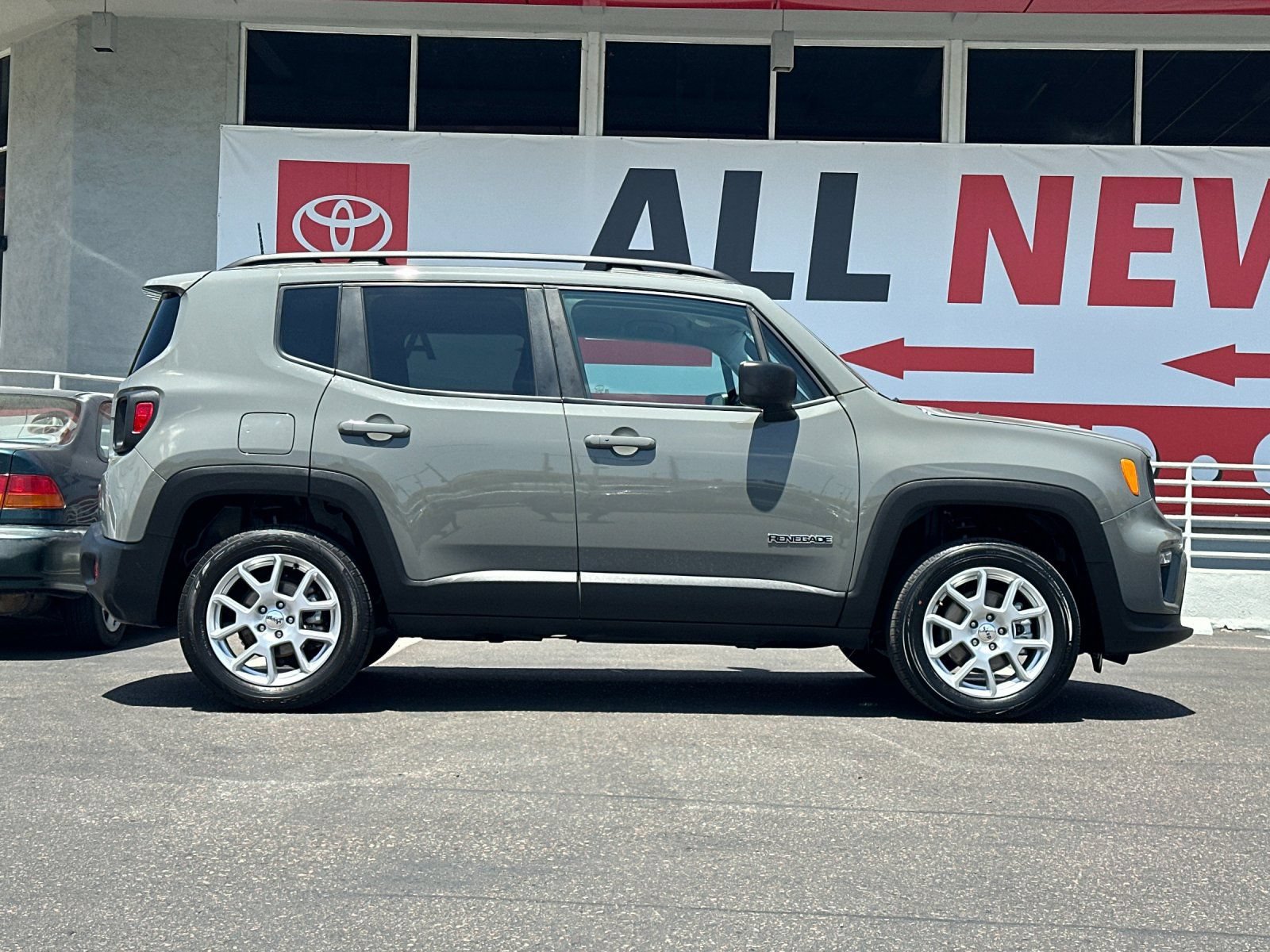 Used 2022 Jeep Renegade Latitude AWD/4WD image 6