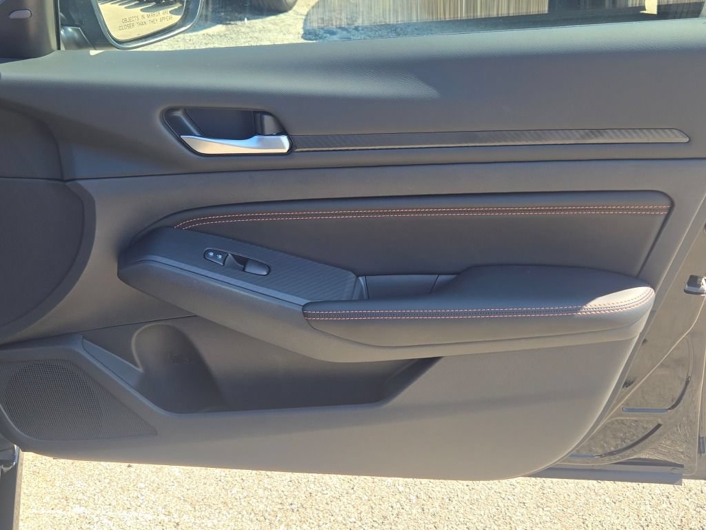 Used 2022 Nissan Altima 2.5 SR w/ Midnight Edition Package FWD image 7