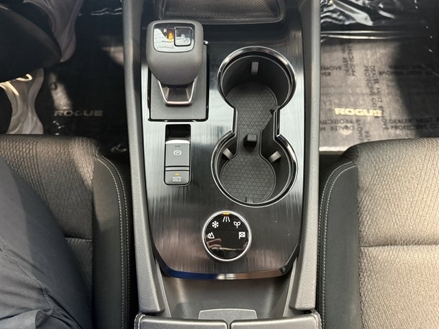 Used 2024 Nissan Rogue SV image 39