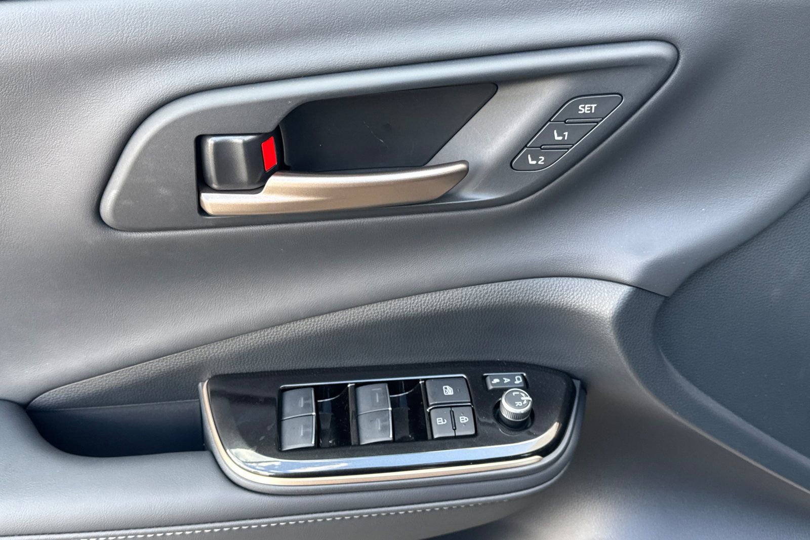 Certified 2025 Toyota Crown Signia image 13