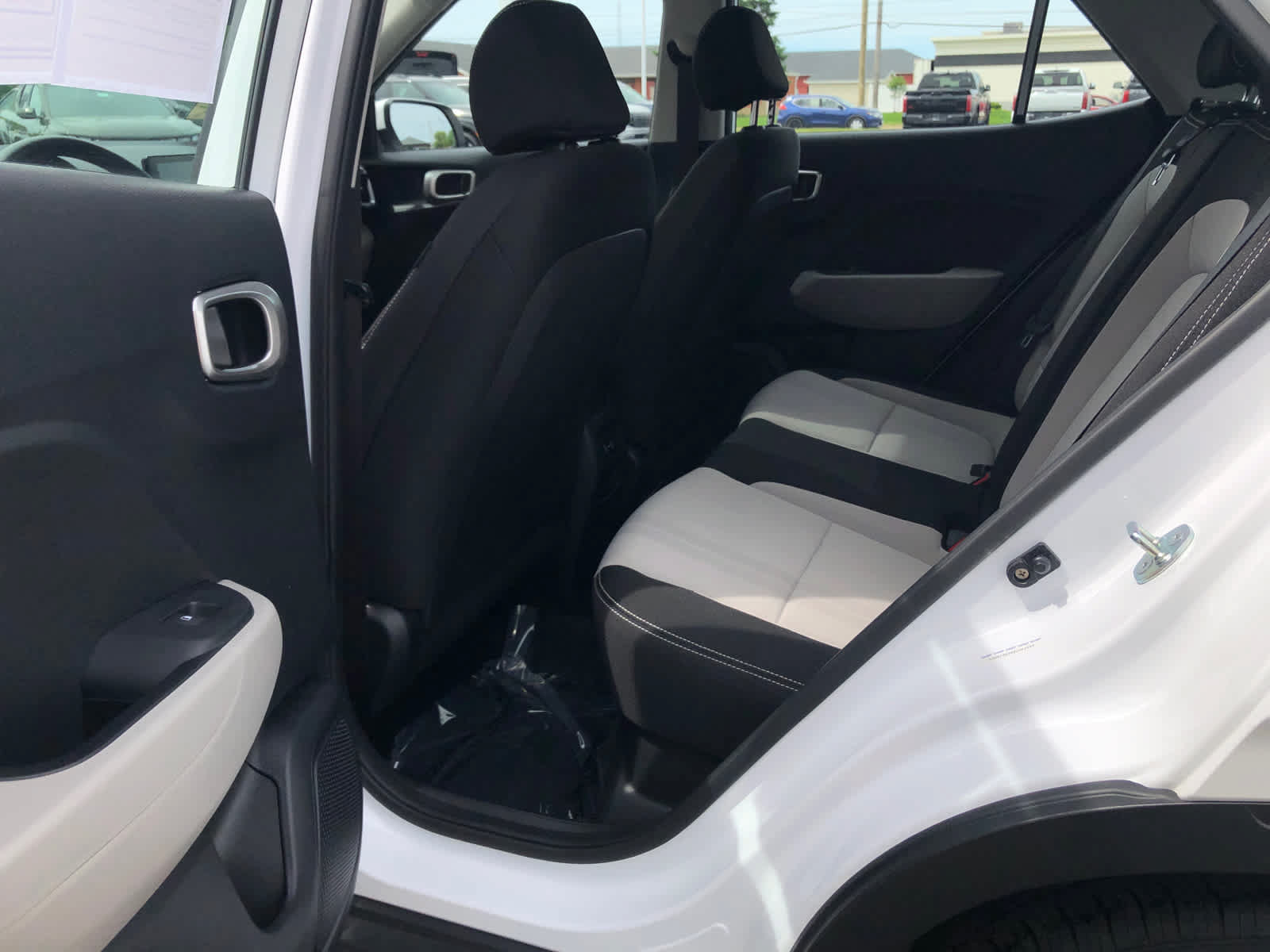 Used 2025 Hyundai Venue SEL FWD image 24