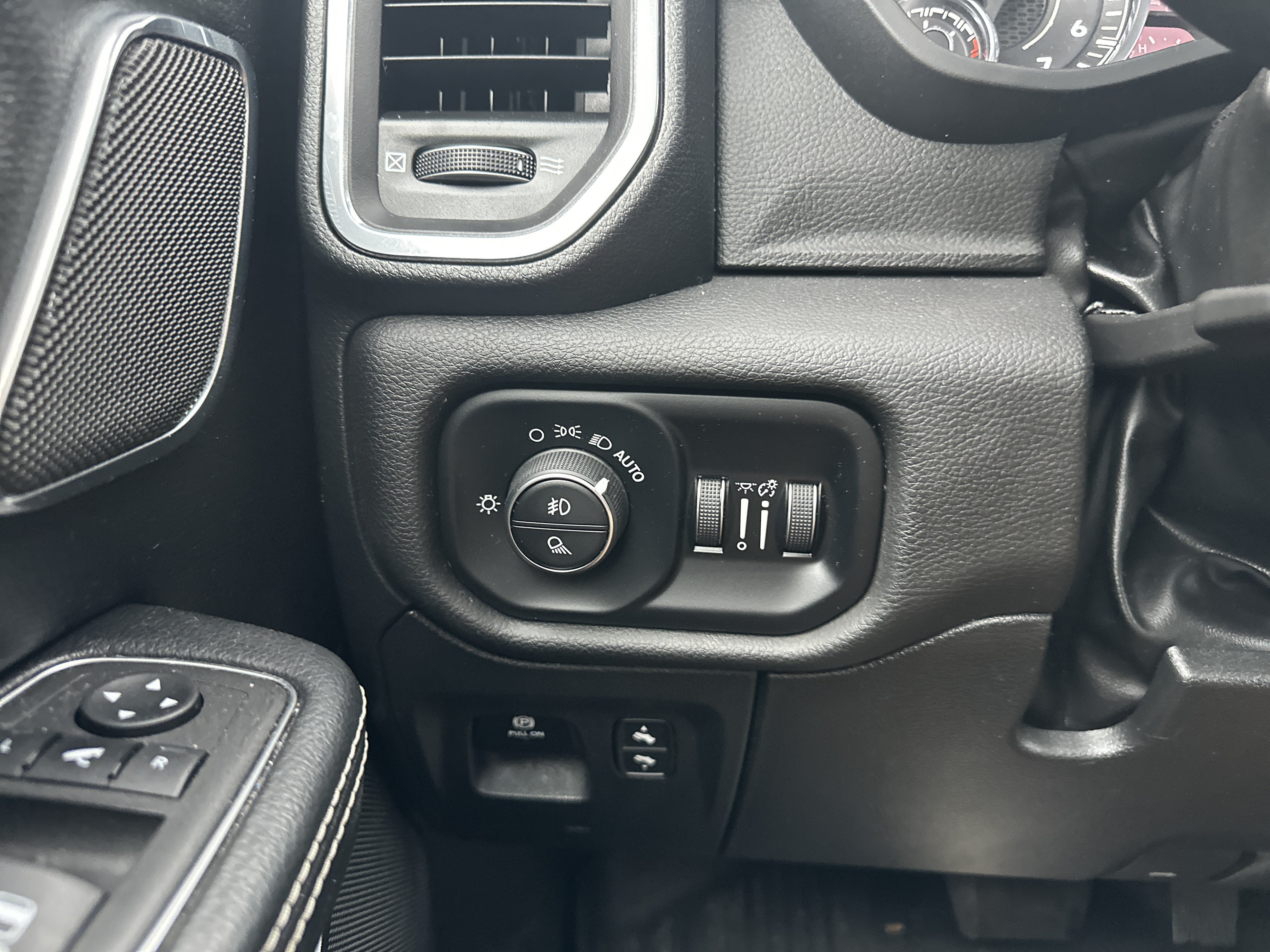 Used 2024 RAM 1500 Laramie AWD/4WD image 24