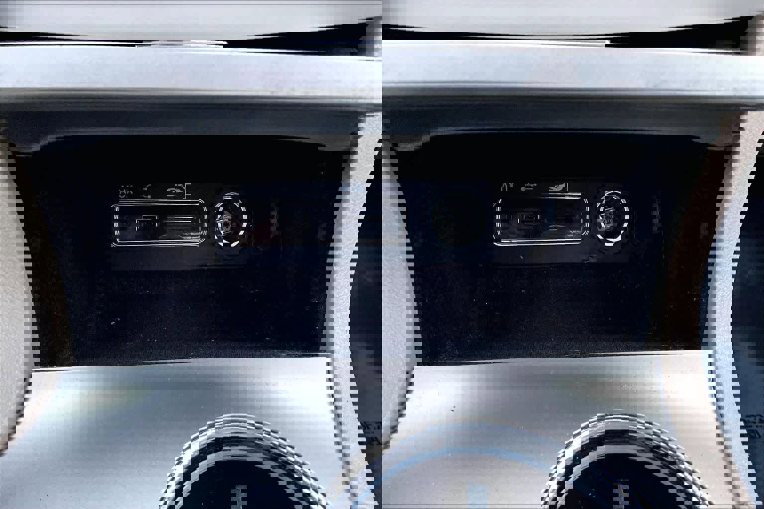 Used 2015 Jeep Grand Cherokee Limited w/ Luxury Group II image 33