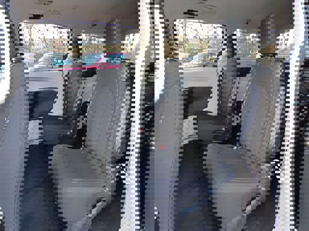 Used 2023 Chrysler Voyager LX image 13