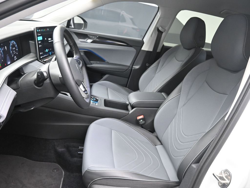 Used 2025 Volkswagen Tiguan SE image 18