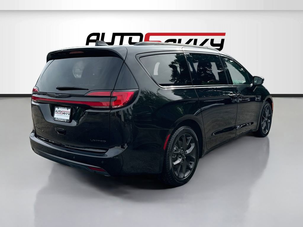 Used 2025 Chrysler Pacifica Limited FWD image 7