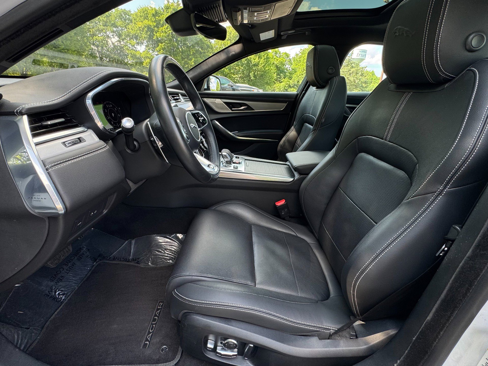 Used 2021 Jaguar XF R-Dynamic SE image 9