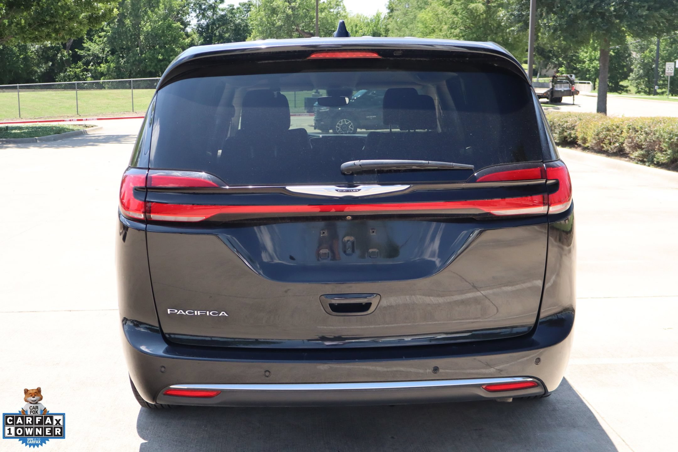 Used 2023 Chrysler Pacifica Touring-L FWD image 4